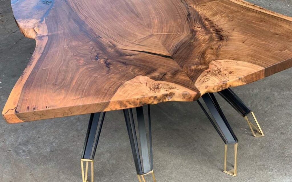 無垢材のウォルナット・テーブル