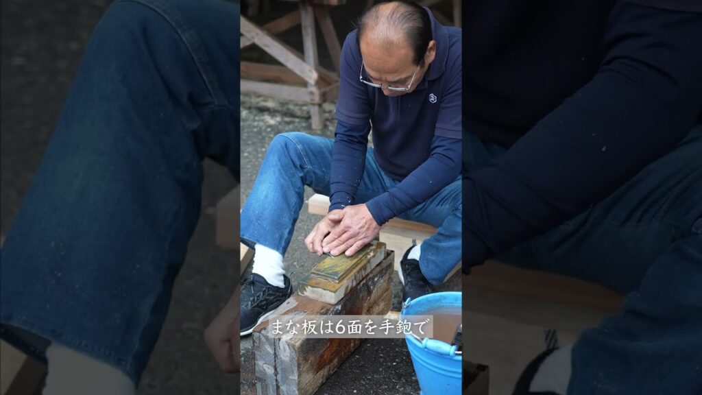正月に向け檜のまな板を作る
