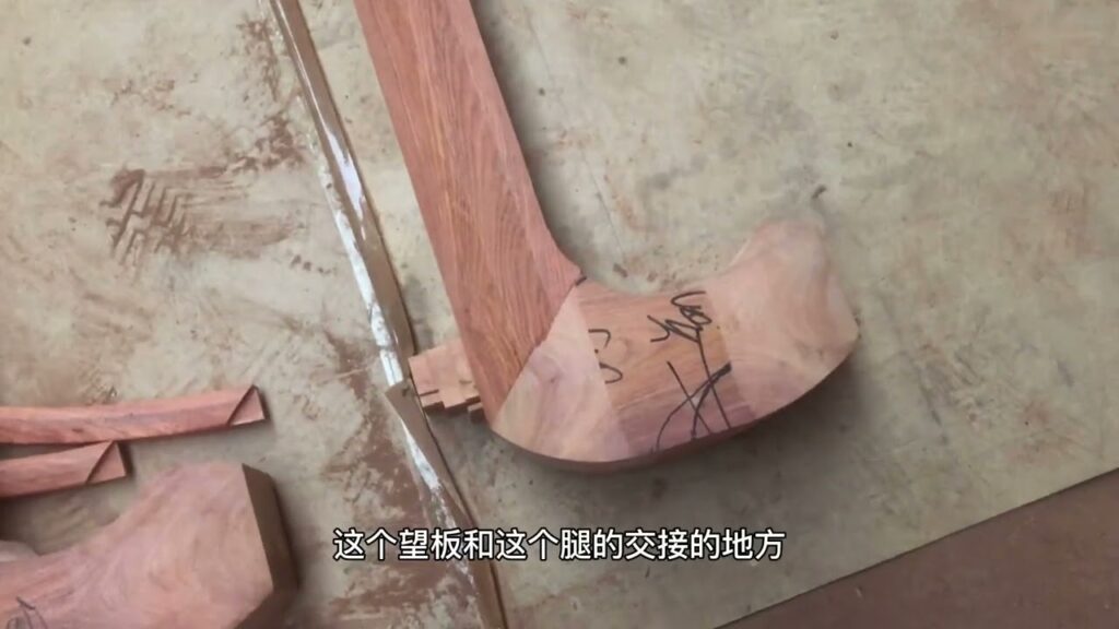 小李带大家观看红木家具制作过程,师傅正在严缝拼版原材一览无余