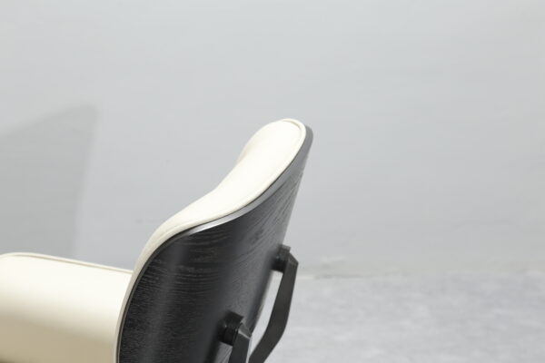 美しい木目デザインと高級レザーを融合したリラックスチェア 高級な座り心地のオーダーメイドチェア 1人掛けの椅子 ソファ通販