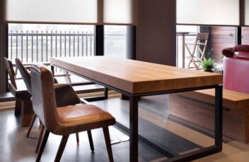 シンプルなダイニングテーブル 無垢材ホームレストラン 黒い鉄の脚 テーブルデスク